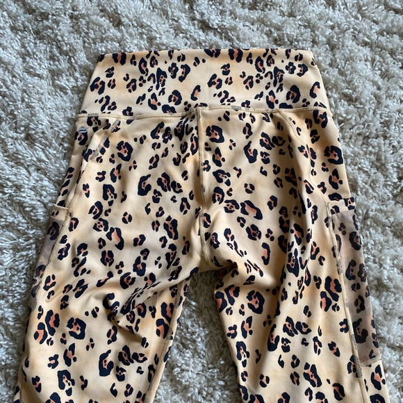 NWOT Fabletics Leopard Leggings with Pockets - Picture 6 of 11